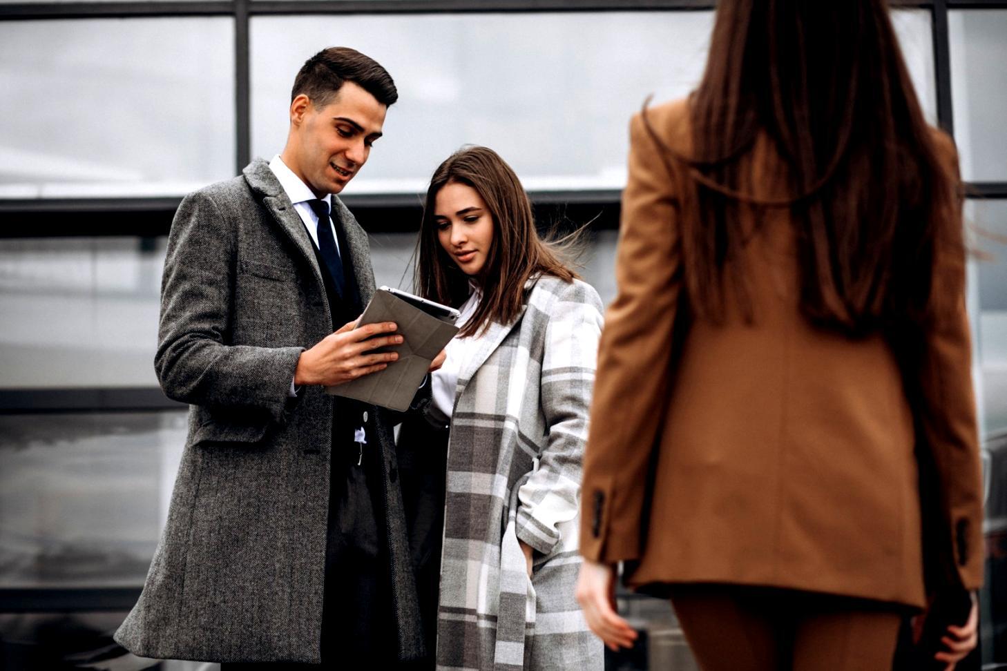 Équipe collaborative travaillant sur des modèles financiers