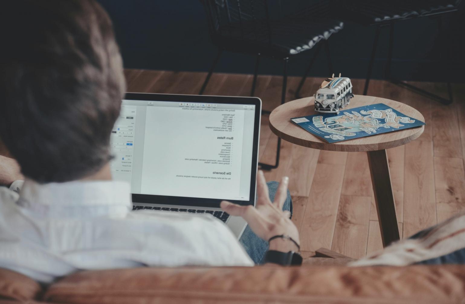 Interface de modélisation financière avec graphiques et données